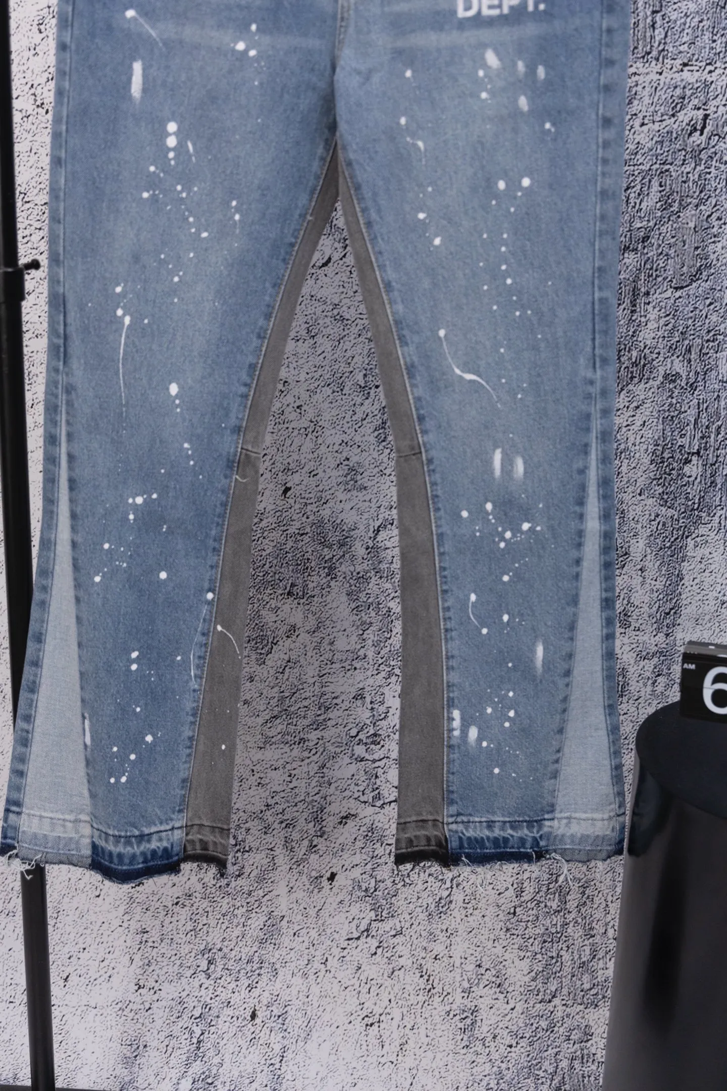 💰270 GALLERY DEPT.25ss new style splash-ink jeans, boot-cut trousers, denim + splash-ink, full of artistic sense! The trouser legs are spliced ​​with denim, creating a layered look, and the words "GALLERY DEPT." are super recognizable✨. High-density denim, wear-resistant and comfortable, perfect for daily wear or street style. Inspired by the classic elements of Helmut Lang, splashing ink is full of three-dimensionality. Pair it with simple tops or HL items to easily get a sense of avant-garde fashion! Gallery Dept. targets the global fashion pioneer group aged 18-35 and positions itself as a "high street art trendy brand". Cultural symbol output: Through endorsements from stars such as Virgil Abloh, Jennie, and Justin Bieber, the brand’s benchmark status in the hip-hop and fashion circles is strengthened. Size: 28-34 Color: Gray Blue